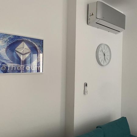 Bitcoin And Ethereum Deluxe Apartments Bar Bagian luar foto